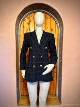 Lade das Bild in den Galerie-Viewer, Vintage Pendleton Classic Double-breasted Tartan Plaid Wool Blazer,  Women’s size 6, circa 1980-90s
