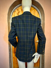 Last inn bildet i Galleri-visningsprogrammet, Back view on mannequin: Pendleton Classic Double-breasted Blazer, size 6
